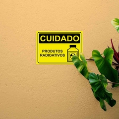 Placa de Sinalização Cuidado Produtos Radioativos em Pvc - SigmaDecor