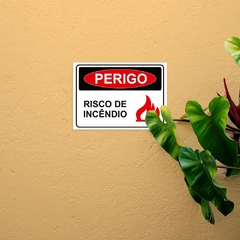 Placa de Sinalização Perigo Risco de Incêndio em Pvc - SigmaDecor