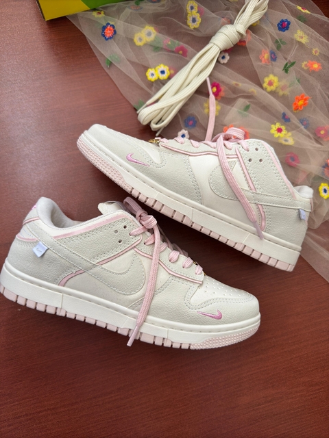 Nike SB Dunk Low (Off White/Rose Bordado) - comprar online