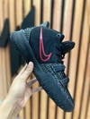 Zapatillas de básquet K Y R I E NEGRO CON ROJO - comprar online
