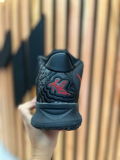 Zapatillas de básquet K Y R I E NEGRO CON ROJO - tienda online