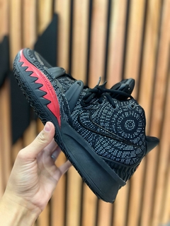 Zapatillas de básquet K Y R I E NEGRO CON ROJO en internet