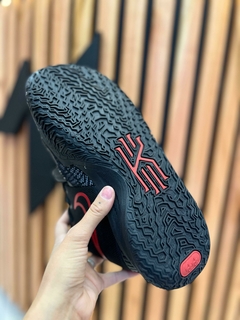 Zapatillas de básquet K Y R I E NEGRO CON ROJO