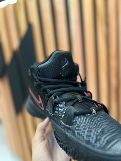 Imagen de Zapatillas de básquet K Y R I E NEGRO CON ROJO