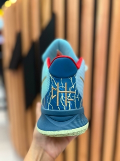Imagen de Zapatillas de básquet K Y R I E CELESTE