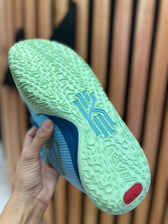 Zapatillas de básquet K Y R I E CELESTE - EL DIEZ