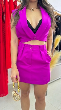 Conjunto Colete Cropped e Short Saia Fúcsia