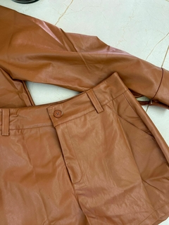 Conjunto de Couro Blaser e Short Couro Fake Caramelo - Marzul Beachwear