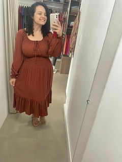 Vestido Maju Midi manga longa com lastex na cintura Marrom Caramelo na internet