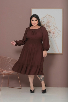 Vestido Maju Plus Midi manga longa com lastex na cintura Marrom - comprar online