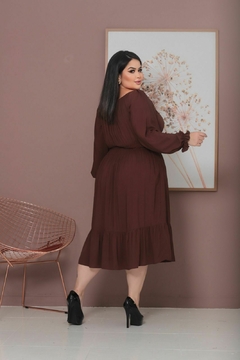 Vestido Maju Plus Midi manga longa com lastex na cintura Marrom na internet