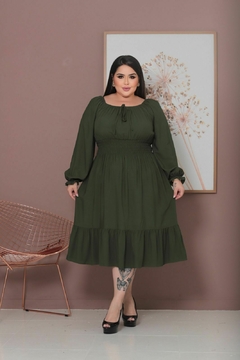 Vestido Maju Plus Midi manga longa com lastex na cintura Verde Militar - comprar online