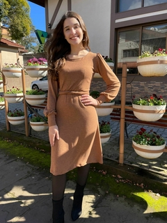 Vestido Claudia Evasê em Lãzinha com elastano Caramelo na internet