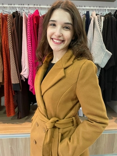 Sobretudo Liliana com Pelego Removível Caramelo na internet