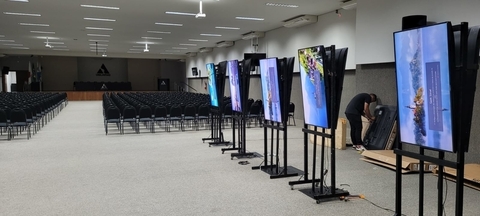 Aluguel de 10 Banners Digitais 50'' com suporte de chão 2m.- tela Altura: 126cm, Largura: 78cm. Para apresentações de trabalhos em congressos, simpósios.