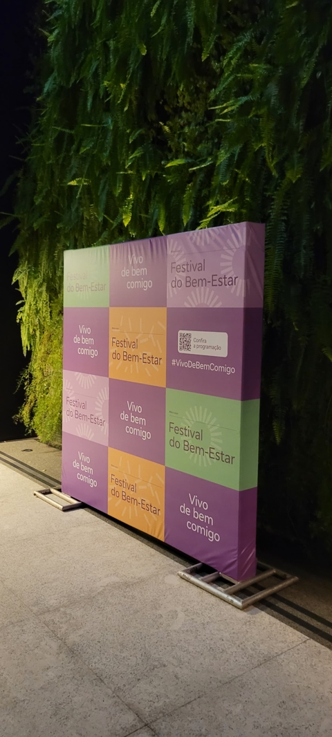 Locação estrutura para Backdrop 3,00x3,00m. + impressão + instalação da lona envelopada