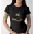 Camiseta feminina preta com estampa de um gato engraçado e expressivo.