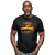 Homem vestindo camiseta preta com estampa de carro Volkswagen SP2 amarelo vintage e texto "Classic Sport Legend, Dirija com Estilo, Espírito Retrô Brasileiro"