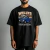 Homem usando camiseta preta oversized unissex com estampa do carro antigo Willys F-75 azul de 1968 estilo vintage