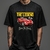 Homem vestindo camiseta preta unissex com estampa de carro esportivo vermelho clássico Ferrari e texto "The Legend Drive The Classic"