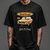 Camiseta preta unissex com estampa de carro clássico Ford Corcel amarelo-alaranjado 1975 e texto Drive The Classic