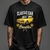 Camiseta unissex preta com estampa de um carro clássico amarelo Brasília de 1974.