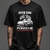 Camiseta preta unissex com estampa de carro Porsche prata clássico, bandeiras quadriculadas e texto Speed King Porsche