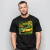 Homem vestindo camiseta preta com estampa do carro Chevrolet Opala amarelo e verde, tema Copa do Mundo 2026 com taça e bandeiras