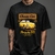 Camiseta unissex preta com estampa de um carro Porsche 911 amarelo, modelo clássico de 1964.