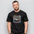 Homem usando camiseta preta com estampa colorida do carro Chevrolet Opala clássico e texto Clássico Eterno Vintage Ride