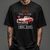 Camiseta unissex preta com estampa de um carro clássico Mercedes vermelho de 1955 e a frase "Drive the Classic".