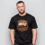 Camiseta preta unissex com estampa de caminhonete clássica Chevrolet Pickup 3100 em cores bege e vermelho