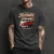 Homem usando camiseta preta oversized com estampa de perua VW Kombi clássica 1971 vermelha e branca