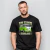 Homem vestindo camiseta preta oversized com estampa verde e branca da VW Kombi clássica vintage