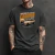 Homem usando camiseta oversized preta unissex com estampa de chevrolet caravan ss clássica