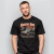 Homem usando camiseta preta oversized unissex com estampa do carro clássico Mercedes-Benz 190E 1987