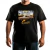 Camiseta preta unissex com estampa do carro clássico GM Caravan Chevy marrom e logo Chevrolet ao fundo