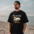 Homem usando camiseta preta com estampa de carro clássico Mercedes Benz 1969 na praia