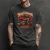 Camiseta preta com estampa vintage de motocicleta Harley Davidson vermelha e textos decorativos em vermelho e bege