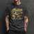 Camiseta preta com estampa de moto Indian clássica verde e branca, usada por homem com tatuagens nos braços
