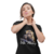 Modelo usando camiseta preta com estampa de macacos tirando selfie, sorrindo.