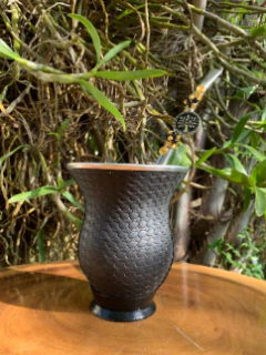 Kit chimarrão: Cuia de Porongo Revestida em Sintético Trançada + Bomba em inox decorada com pingente - comprar online
