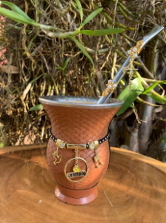 Kit chimarrão: Cuia de Porongo Revestida em Sintético Trançada + Bomba em inox decorada com pingente + Pulseira Premium - comprar online