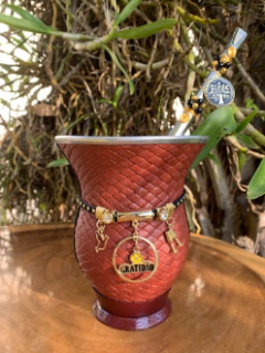 Kit chimarrão: Cuia de Porongo Revestida em Sintético Trançada + Bomba em inox decorada com pingente + Pulseira Premium na internet
