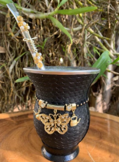 Kit chimarrão: Cuia de Porongo Revestida em Sintético Trançada + Bomba em inox decorada com pingente + Pulseira Premium - Chima Box