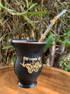 Kit chimarrão: Cuia de Porongo Revestida em Sintético Trançada + Bomba em inox com pingente + Premium + Tapa Erva - Chima Box
