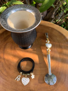 Kit chimarrão: Cuia de Porongo Revestida em Sintético Trançada + Bomba em inox decorada com pingente + Pulseira Basic - comprar online