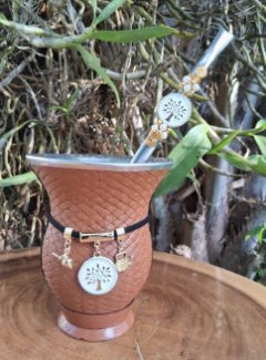 Kit chimarrão: Cuia de Porongo Revestida em Sintético Trançada + Bomba em inox decorada com pingente + Pulseira Basic na internet