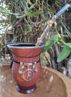 Kit chimarrão: Cuia de Porongo Revestida em Sintético Trançada + Bomba em inox decorada com pingente + Basic + Tapa Erva - comprar online