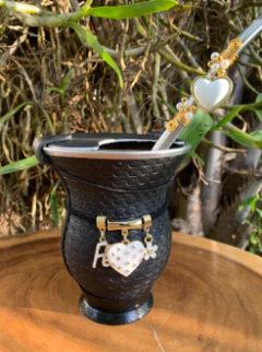 Kit chimarrão: Cuia de Porongo Revestida em Sintético Trançada + Bomba em inox decorada com pingente + Basic + Tapa Erva - Chima Box